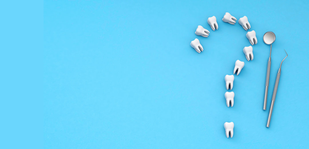 Zähne formen ein Fragezeichen auf blauem Hintergrund